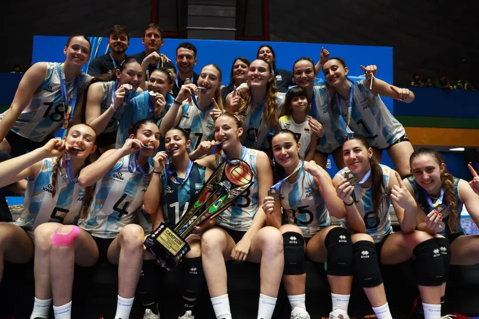 Las jugadoras y el cuerpo técnico de la Selección Argentina U19 festejan con la copa y las medallas de campeonas sudamericanas