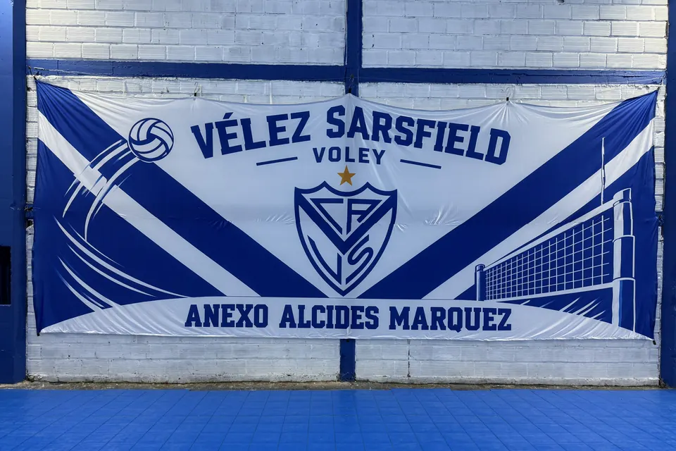 La bandera nueva colgada en el Anexo Alcides Márquez: escudo de Vélez, una pelota, una red y la leyenda Vélez Sarsfield Vóley