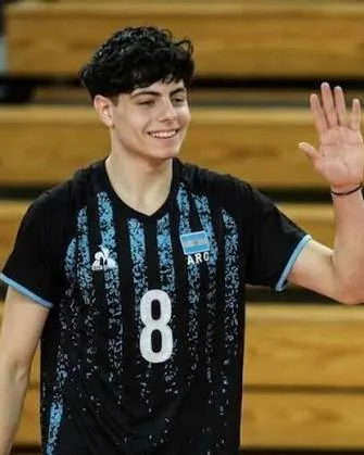 Federico Debonis sonríe y saluda con la mano, con la camiseta número 8 de la Selección Argentina