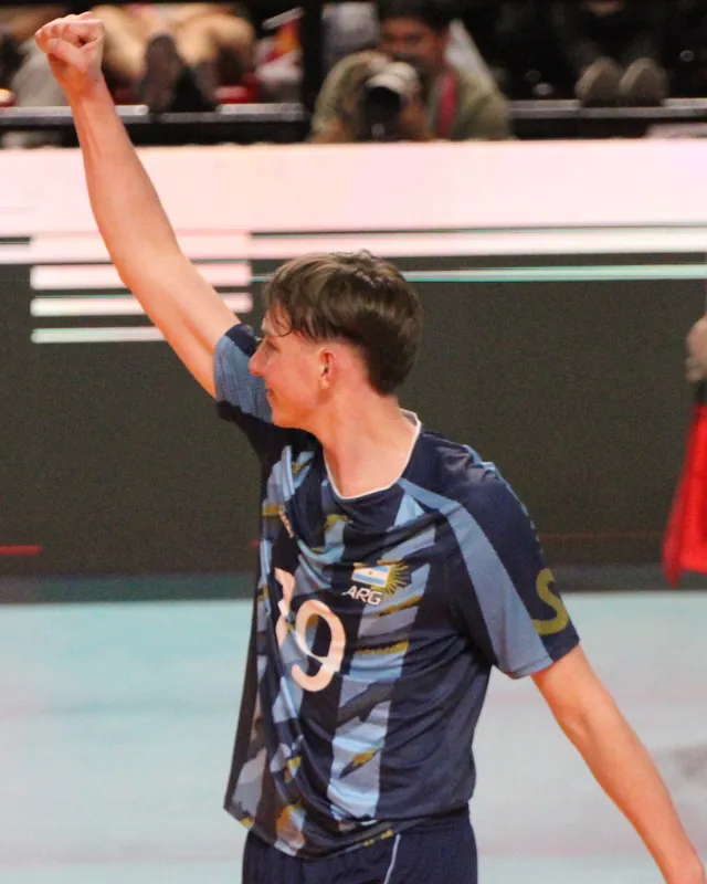 Leandro Klaczynski, con la camiseta 19 de Argentina, levanta el puño para festejar un punto