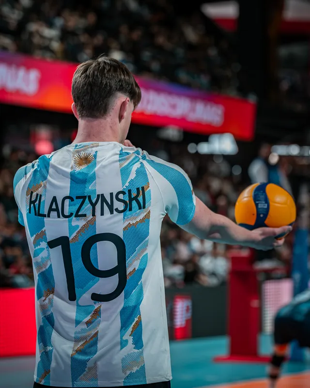 De espaldas, Leandro Klaczynski, con la camiseta 19 de Argentina y su apellido en la espalda, se prepara para sacar con la pelota en la mano