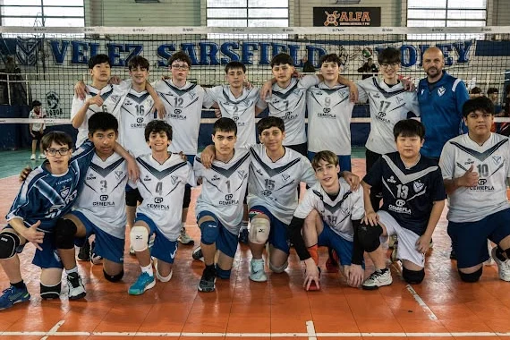 Foto del equipo VELEZ B masculino de la Sub 14 con su entrenador, frente a la red