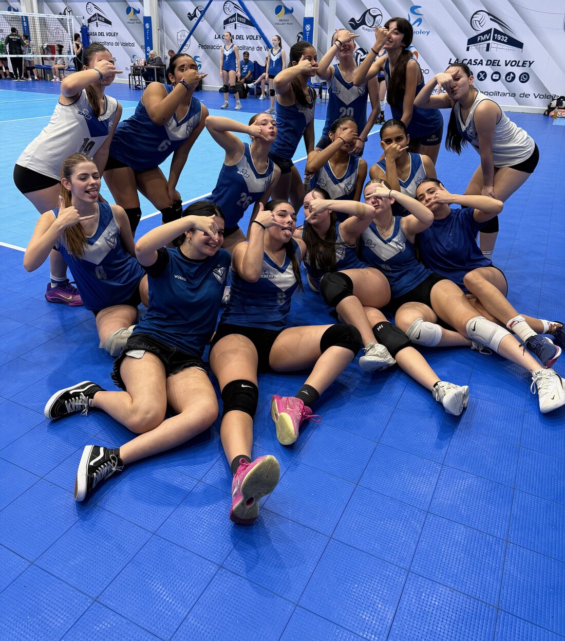 Equipo femenino de inferiores de Vélez celebrando con la camiseta del club