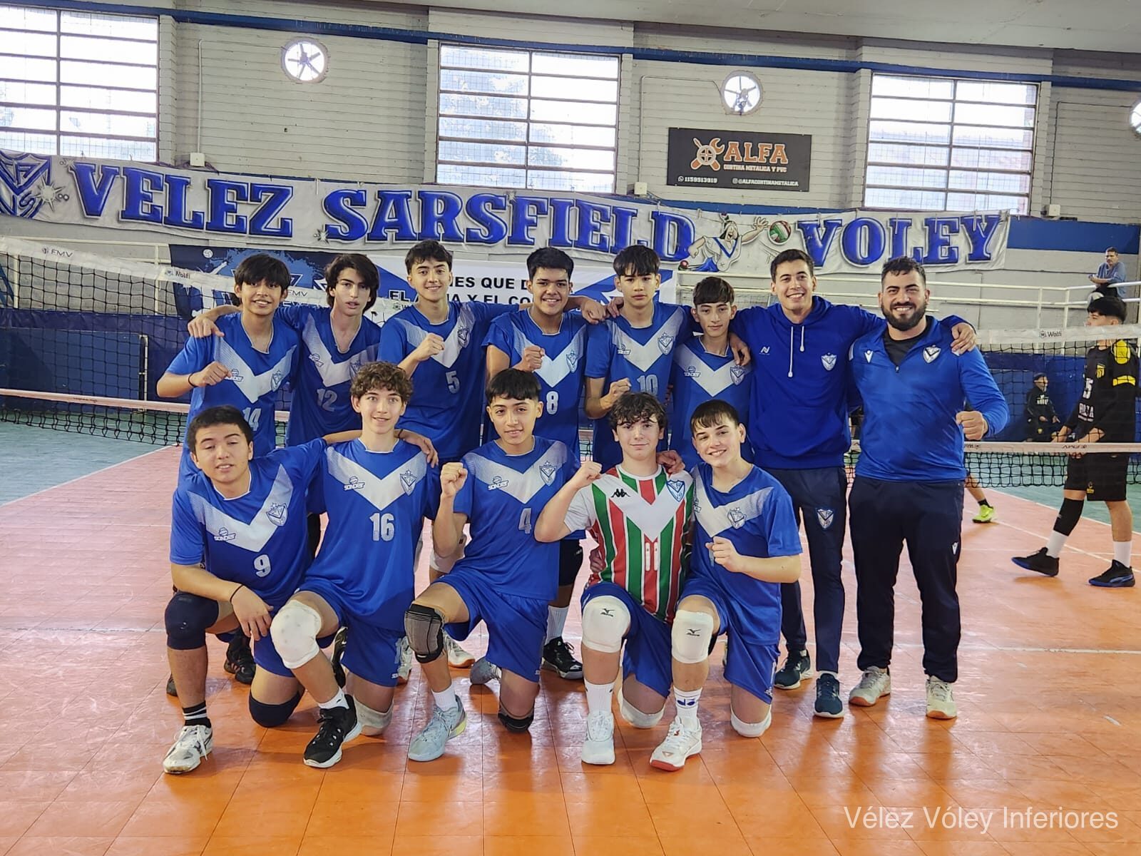 Jugadores de inferiores de vóley de Vélez